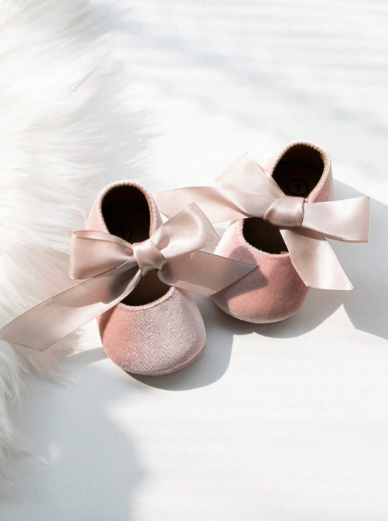 бебешки обувки, велурени обувки за бебета, елегантни бебешки обувки, обувки за кръщене, сатенена панделка, бебешки аксесоари, първи стъпки, комфортни бебешки обувки