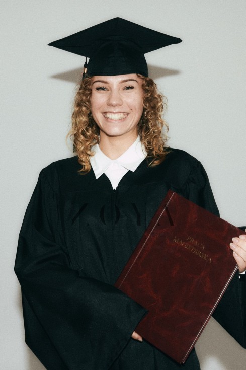 Черна абсолвентска тога за деца с бирет 2026