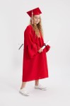 Червена детска тога за тържества върху дете