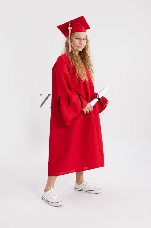 Червена детска тога за тържества върху дете
