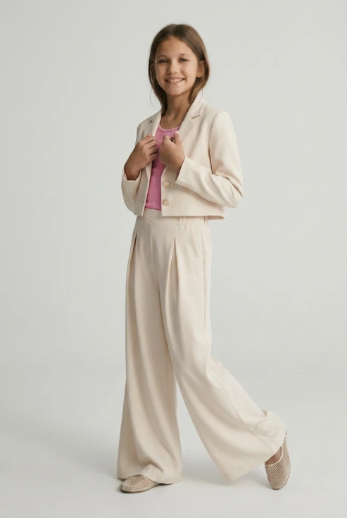 Елегантен комплект Еми в светло бежово за момиче – изглед отпред с детайли на изработката